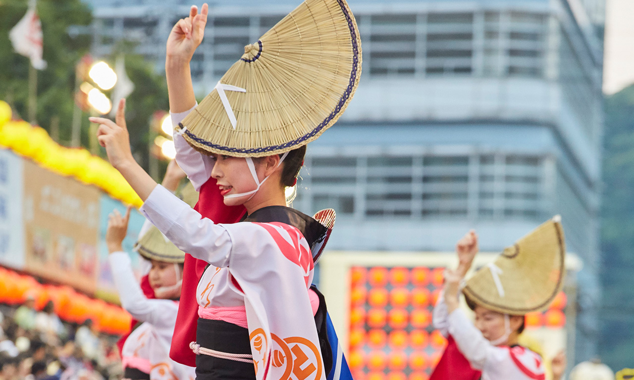 도쿠시마 현의 상징적인 아와 오도리 춤을 즐겨 보십시오