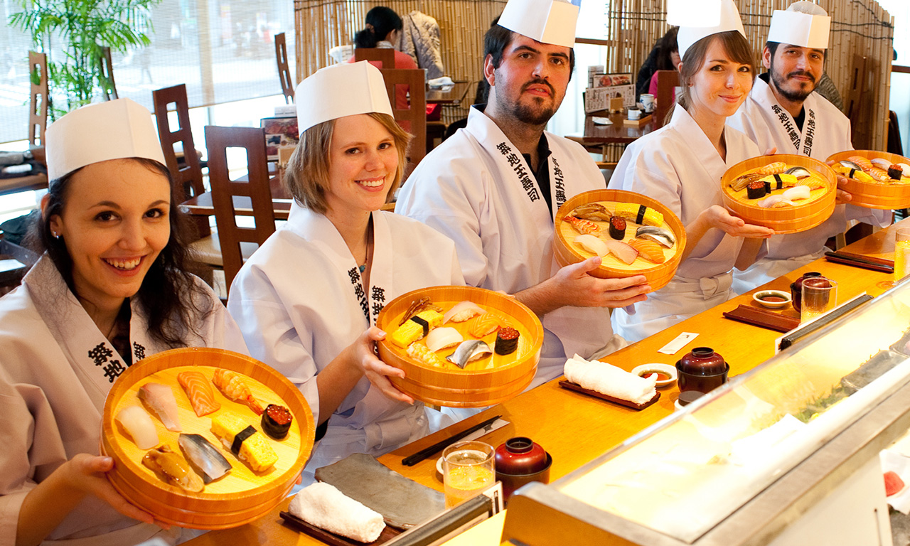 在筑地场外市场进行寿司制作的团队活动