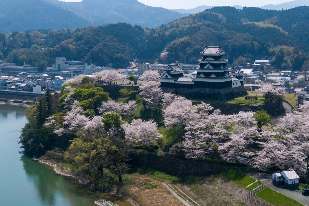 Ozu Castle, the first castle in Japan where you can stay, and dispersed hotel stay by reserving the entire old folk houses in the castle town　 Experience of becoming the lord enjoying the whole town using cultural properties　