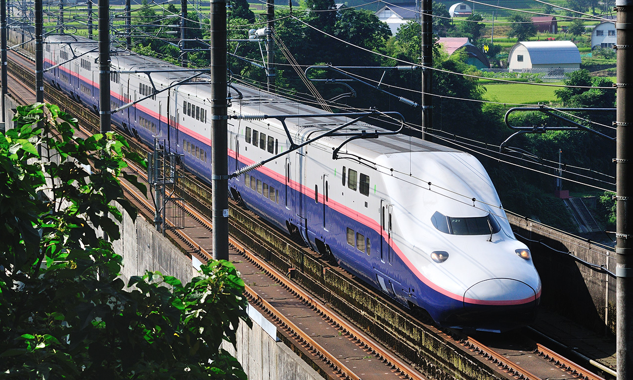 在JR东日本的特色双层新干线列车车厢中放松身心