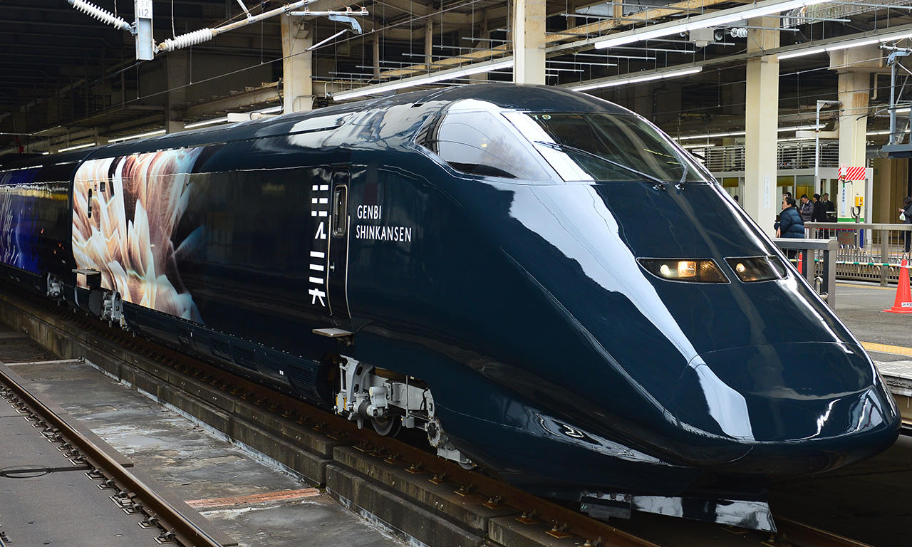 在JR东日本的特色双层新干线列车车厢中放松身心