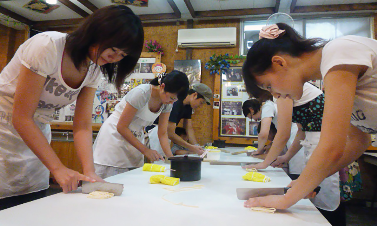Learn how to make the Kagawa prefecture’s emblematic sanuki udon noodles from wheat flour.
