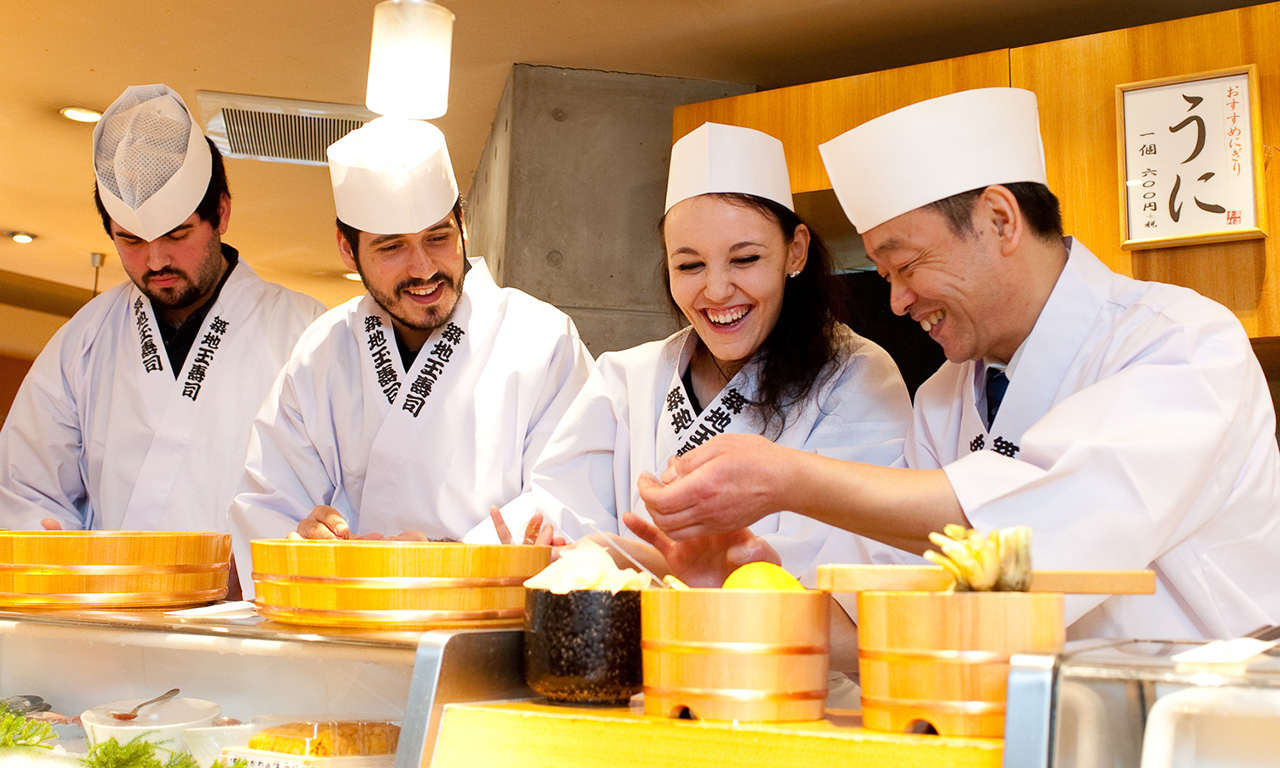 在筑地场外市场进行寿司制作的团队活动