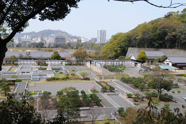 Rekindle old friendships in the intimate atmosphere of Ninomaru Historical Garden
